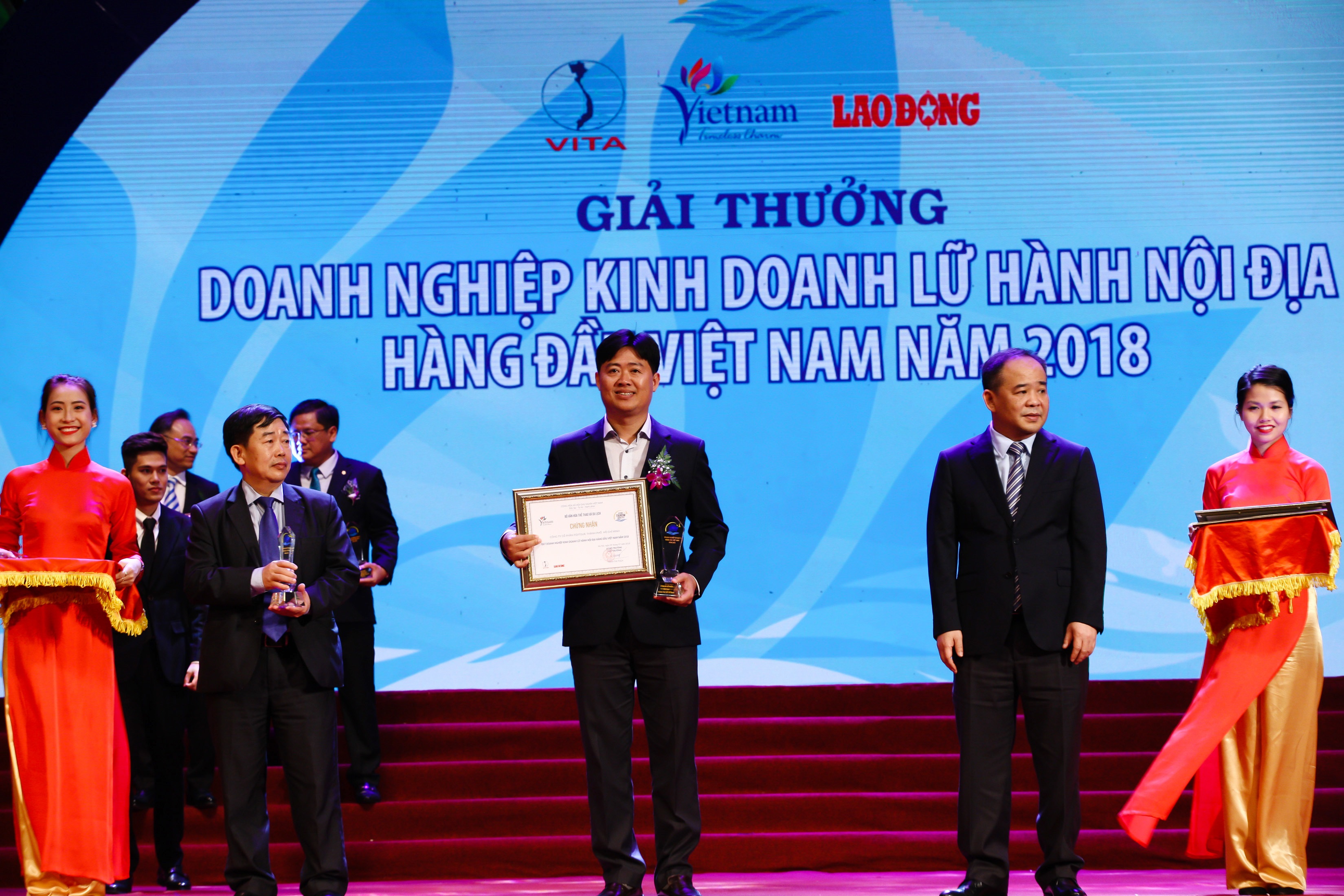 Ông Nguyễn Ngọc An – Phó Tổng Giám đốc Công ty Fiditour nhận giải thưởng “Doanh nghiệp kinh doanh lữ hành nội địa hàng đầu Việt Nam” 
