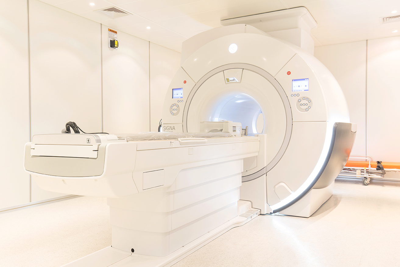Vinmec Hải Phòng là bệnh viện đầu tiên tại Hải Phòng sở hữu Máy cộng hưởng từ Signa Pioneer 3.0 Tesla hãng GE (Mỹ) MRI công nghệ Silent, không tiếng ồn mang lại sự thoải mái và yên tâm cho người bệnh trong quá trình thăm khám.