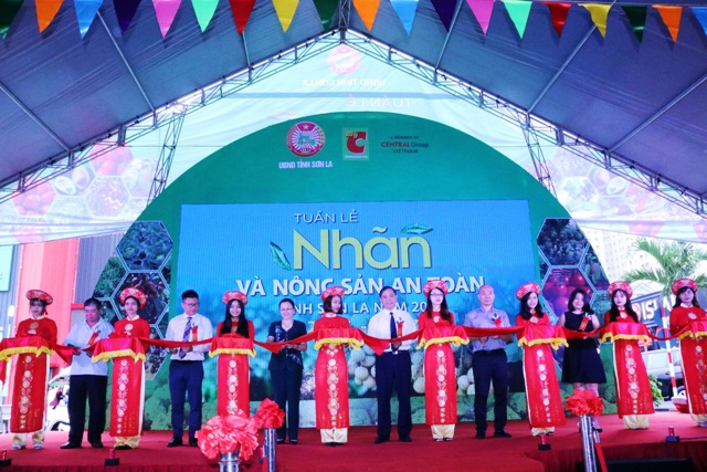 Thực hiện nghi thức cắt băng khai mạc Tuần lễ Nhãn và Nông sản an toàn tỉnh Sơn La năm 2018.