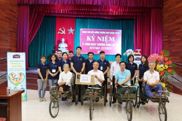 Cán bộ, nhân viên Công ty Lock&Lock chụp ảnh lưu niệm
            với các thương, bệnh binh Trung tâm Điều dưỡng thương binh Thuận Thành, Bắc Ninh.