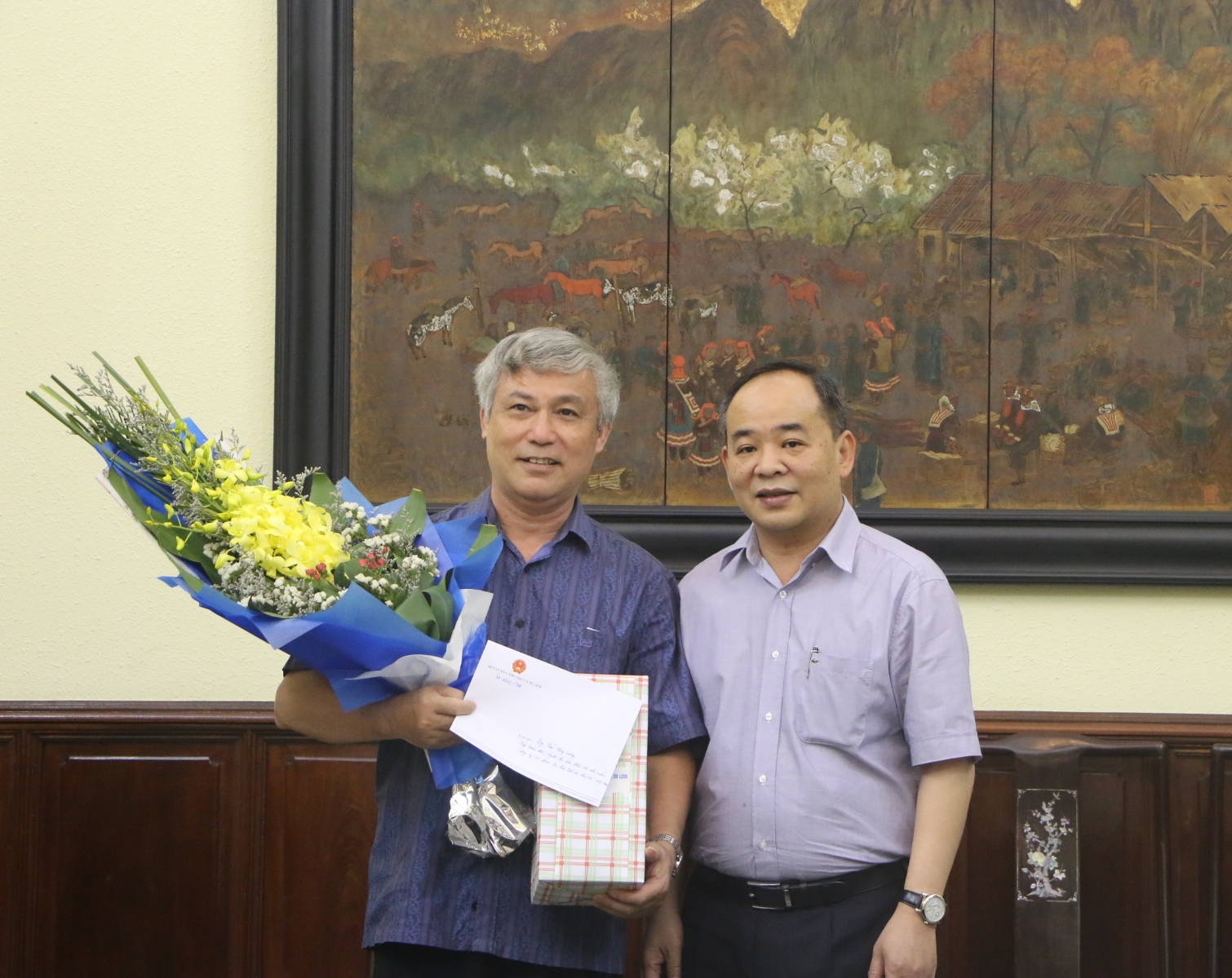Thứ trưởng Bộ VHTTDL trao quyết định nghỉ hưu cho đồng chí Thái Hồng Cương, Tổng Giám đốc, Người đại diện phần vốn Nhà nước, Công ty Cổ phần Du lịch Dịch vụ dầu khí Việt Nam