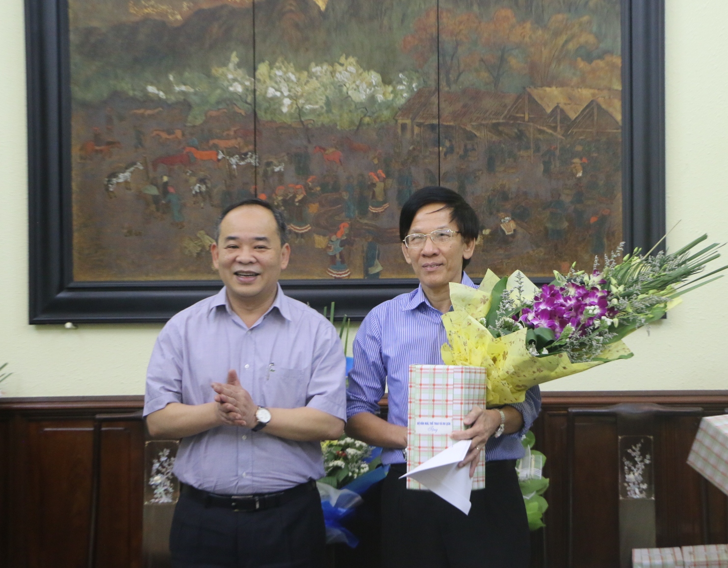 Thứ trưởng Bộ VHTTDL trao quyết định nghỉ hưu cho đồng chí Nguyễn Đình Lợi - Phó Trưởng ban BQL Làng Văn hóa - Du lịch các dân tộc Việt Nam