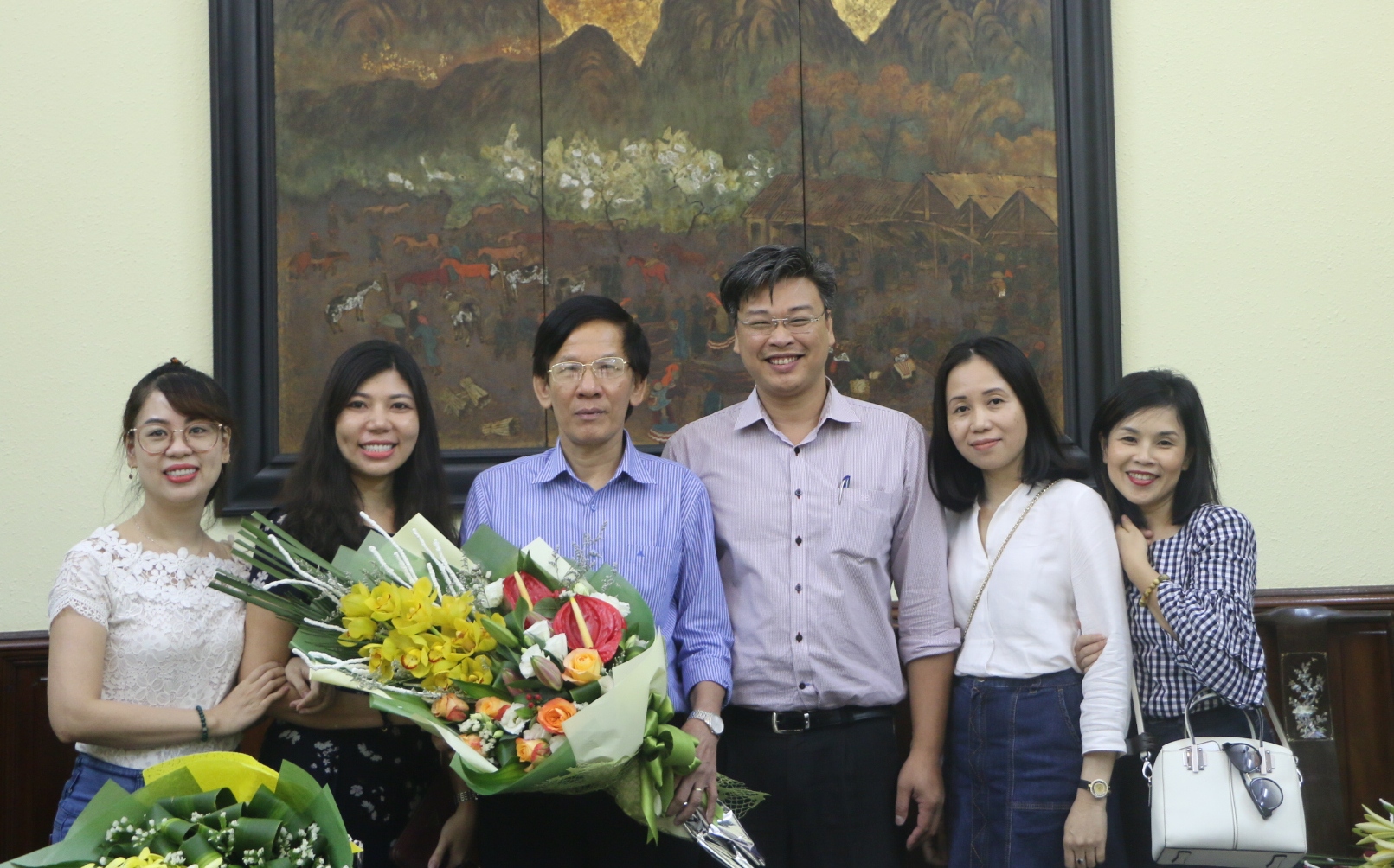 Các đồng chí lãnh đạo ban chụp ảnh lưu niệm cùng đồng chí Nguyễn Đình Lợi - Phó Trưởng ban BQL Làng Văn hóa - Du lịch các dân tộc Việt Nam