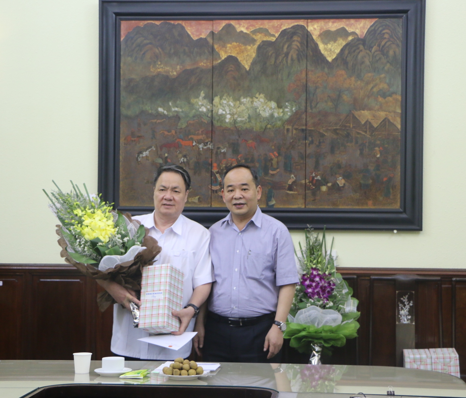 Thứ trưởng Bộ VHTTDL trao quyết định nghỉ hưu cho đồng chí Ngô Đình Thành, Giám đốc Nhà hát Ca, Múa, Nhạc Việt Nam. 