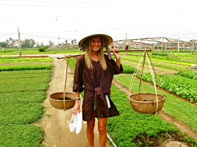 Du khách được trải nghiệm hái rau tại làng rau Trà Quế - Hội An