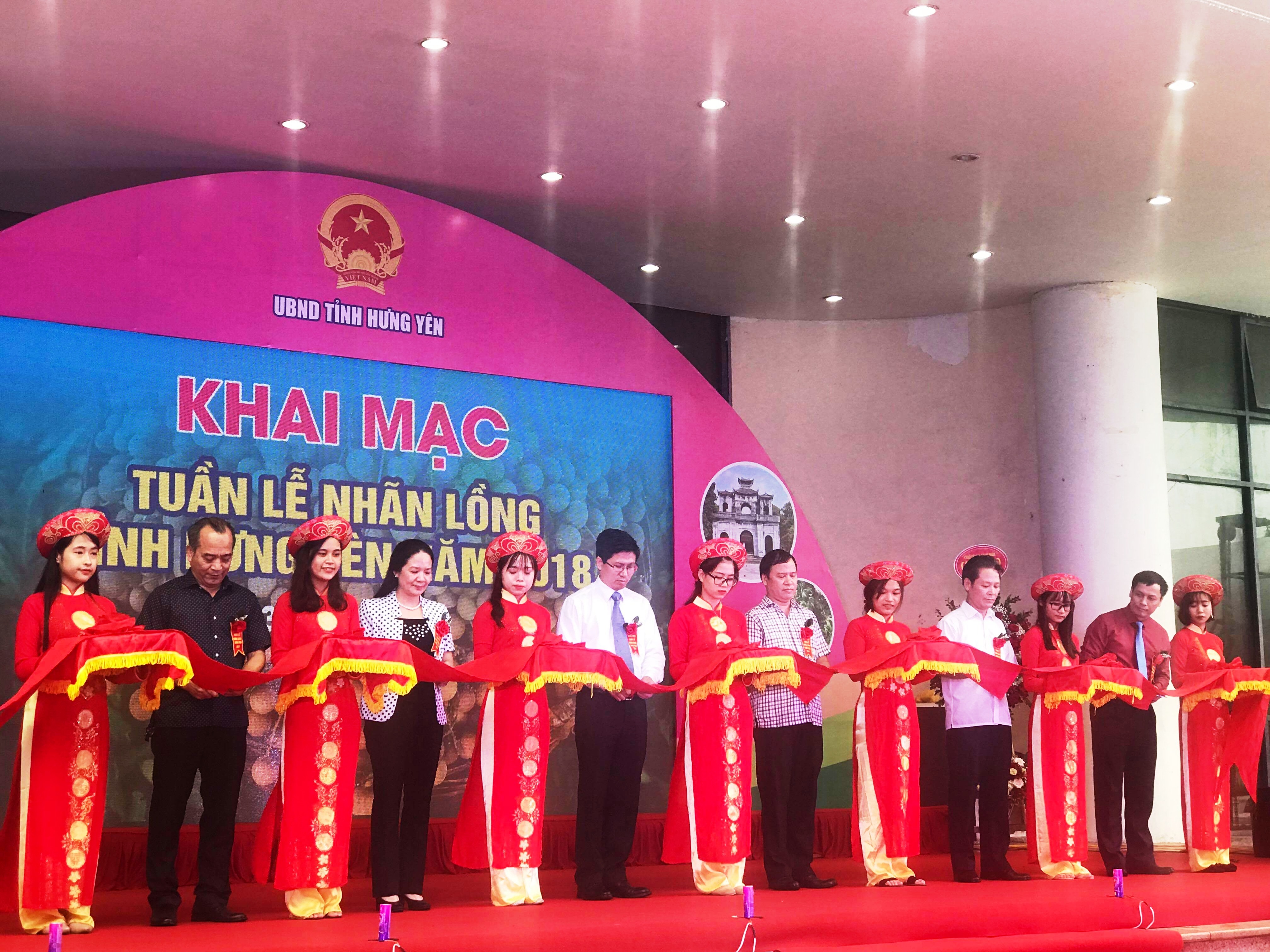 Các đại biểu cắt băng khai mạc Tuần lễ nhãn lồng Hưng Yên tại Hà Nội .