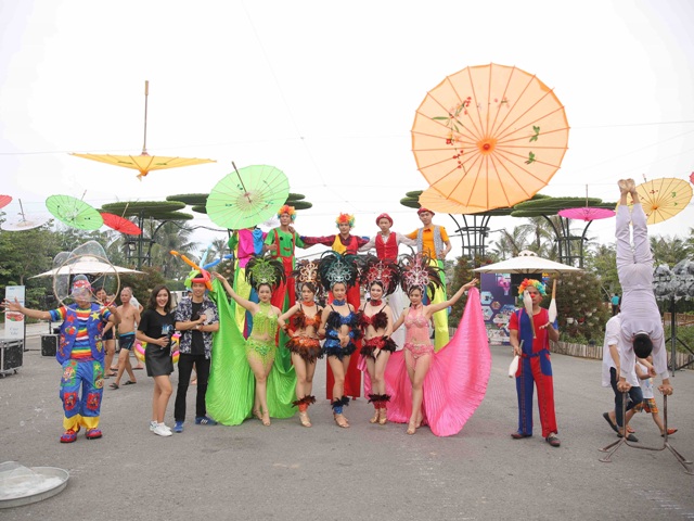 Vũ điệu Carnival khuấy động không gian phố đi bộ tại FLC Sầm Sơn.
