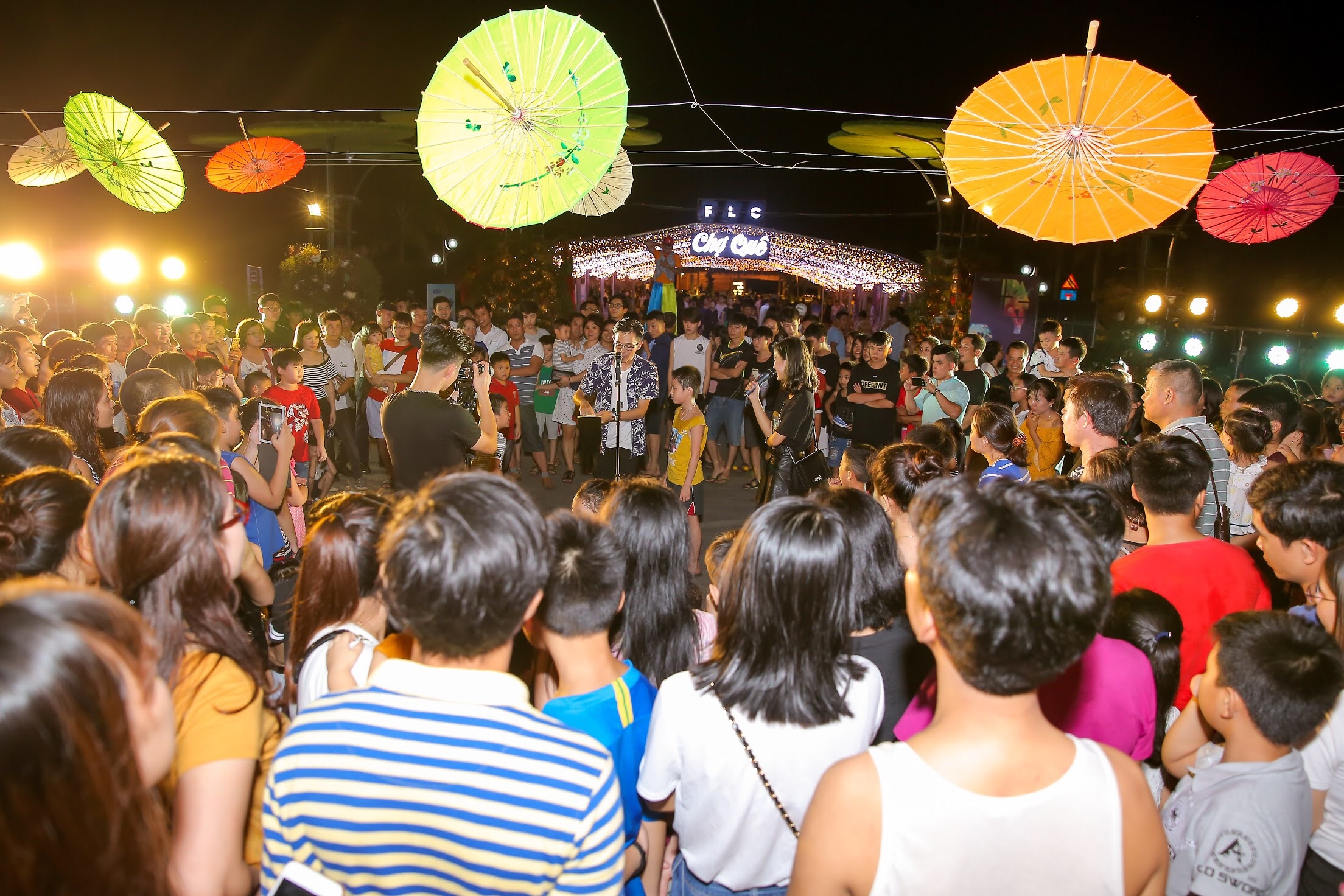 Càng về tối, phố đi bộ càng thu hút du khách đến tham gia các hoạt động lễ hội.