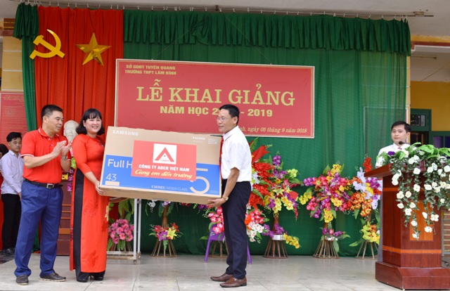 Đại diện Công ty ABER Việt Nam trao tặng những phần quà thiết thực
            cho thầy trò trường THPT Lâm Bình