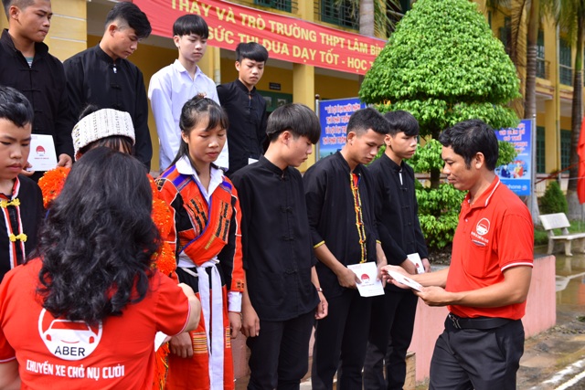 Đại diện Công ty ABER Việt Nam và các nhà hảo tâm trao 30 xuất
            học bổng (mỗi xuất trị giá 1 triệu đồng) tặng các học sinh nghèo học giỏi.