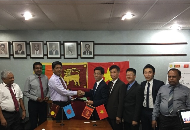 Ông TRần Trung Tưởng - Phó TGĐ Công ty CP bóng đèn Phích nước Rạng Đông và Mr. W.B. Ganegala - Chủ tịch Tập đoàn Điện lực Ceylon (CEB) ký kết thỏa thuận