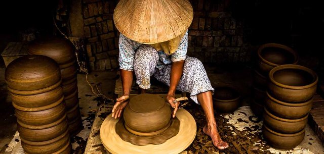 Nghệ nhân làng gốm Thanh Hà đang tạo dáng cho sản phẩm