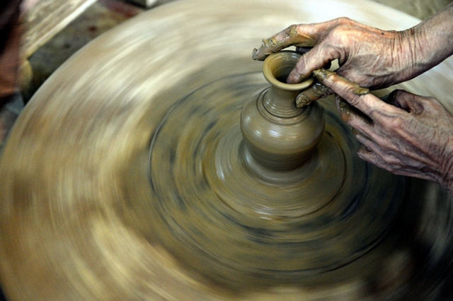 Nghệ nhân làng gốm Thanh Hà đang tạo dáng cho sản phẩm