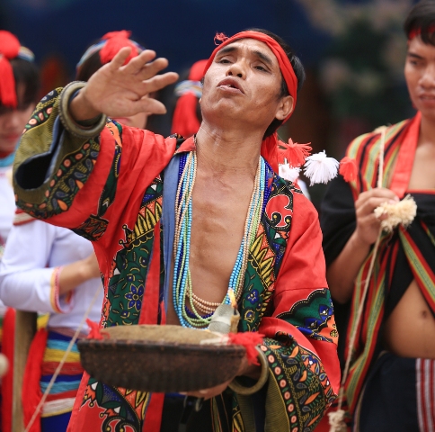 Thầy Mo người dân tộc Cor, tỉnh Quảng Ngãi trong lễ hội Ăn trâu
