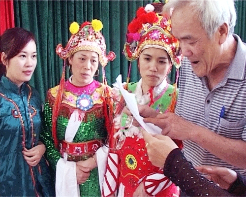 Nghệ nhân Chung Văn Hần (ngoài cùng bên phải) và các diễn viên đang luyện tập trước khi ra sân khấu biểu diễn Dá hai