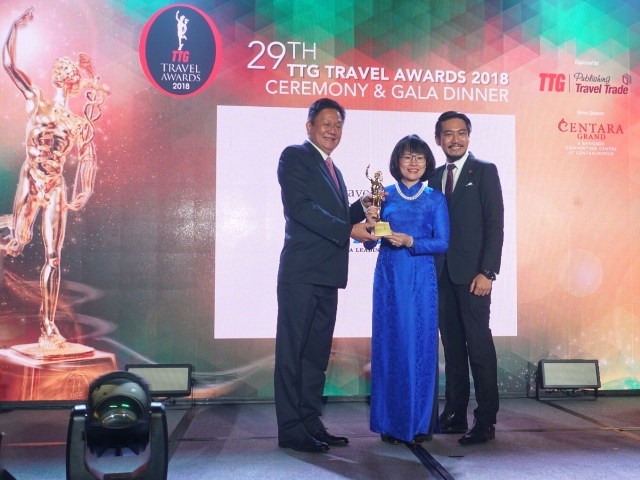 Đại diện ban tổ chức trao giải thưởng công ty du lịch tốt nhất Việt Nam.