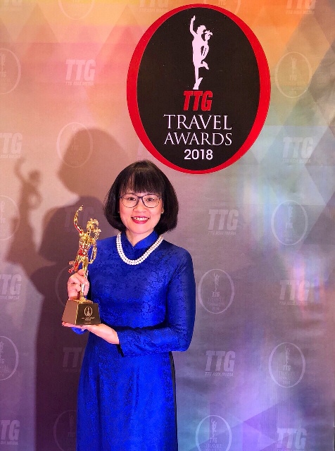 Bà Huỳnh Phan Phương Hoàng, Phó Tổng giám đốc công ty nhận giải thưởng.