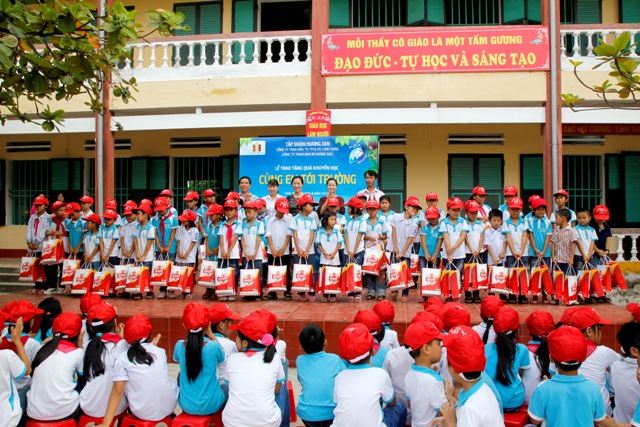 Sắc đỏ tràn ngập tại trường Tiểu học Vũ Vân, Vũ Thụy, Thái Bình