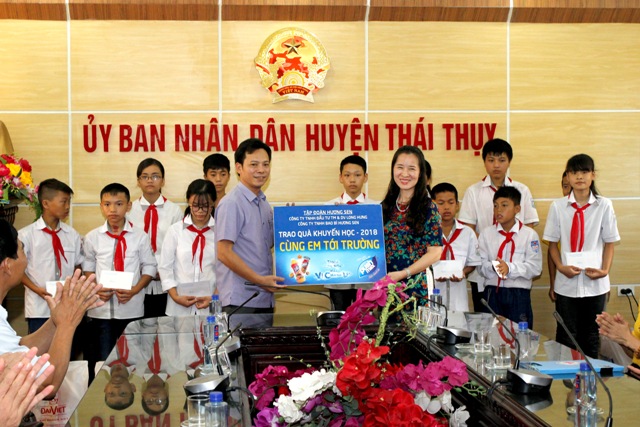 Đại diện Phòng Giáo dục huyện Thái Thụy, Thái Bình nhận quà và học bổng từ chương trình 