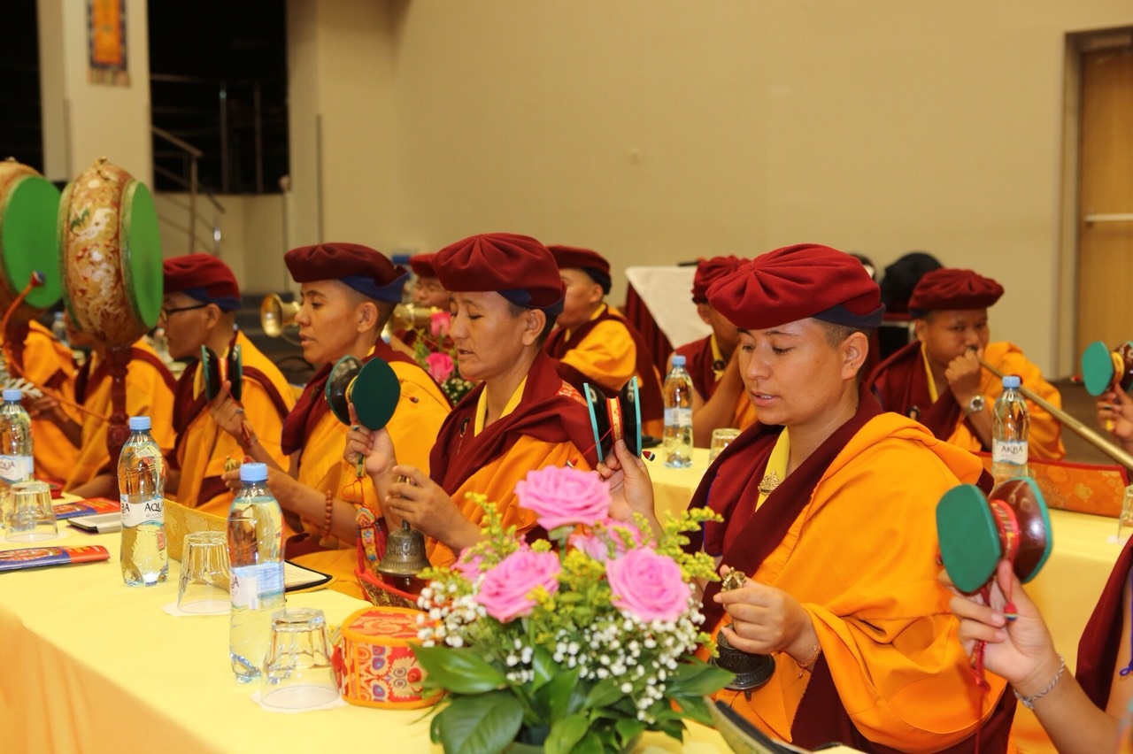 Các ni sư Tăng đoàn Drukpa múa pháp khí và tụng kinh cầu nguyện