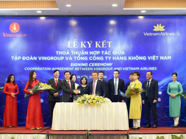 Ông Dương Trí Thành - TGĐ Vietnam Airlines và ông Nguyễn Việt Quang, Phó Chủ tịch kiêm TGĐ Tập đoàn Vingroup ký kết và trao đổi thỏa thuận hợp tác dưới sự chứng kiến của các đại diện lãnh đạo hai bên.