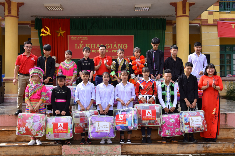 Công ty TNHH ABER Việt Nam đồng hành cùng các em học sinh nghèo, miền núi đến trường.