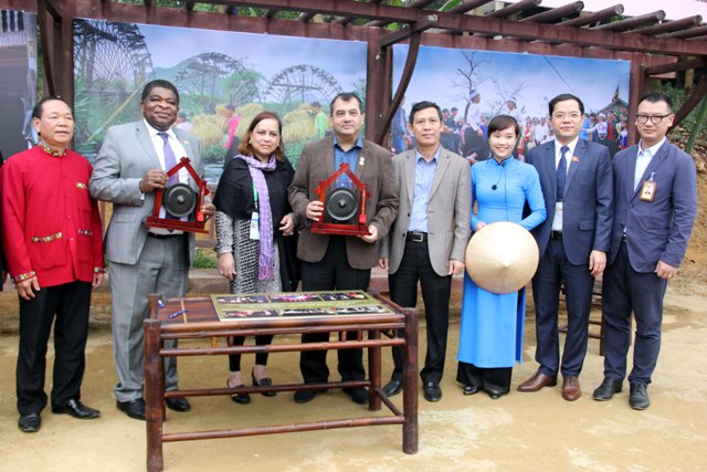 Ông Bùi Thanh Bình tham gia đón tiếp và giới thiệu văn hóa Mường với nguyên Chủ tịch Liên minh nghị viện Saber Chowdhury và phu nhân tại Làng Văn hóa - Du lịch các dân tộc Việt Nam (20/1/2018)