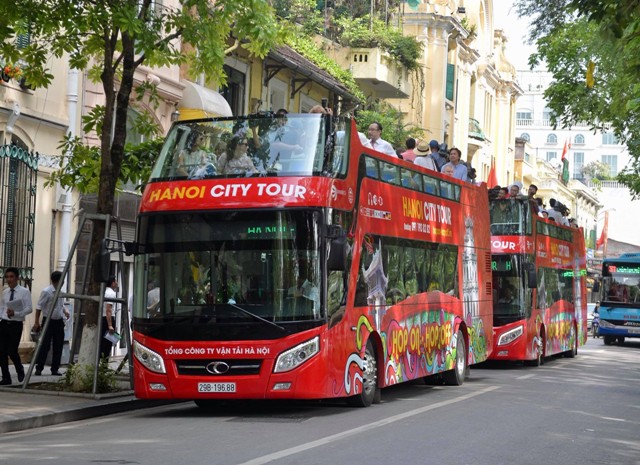 Xe buýt 2 tầng phục vụ khách du lịch Hà Nội 