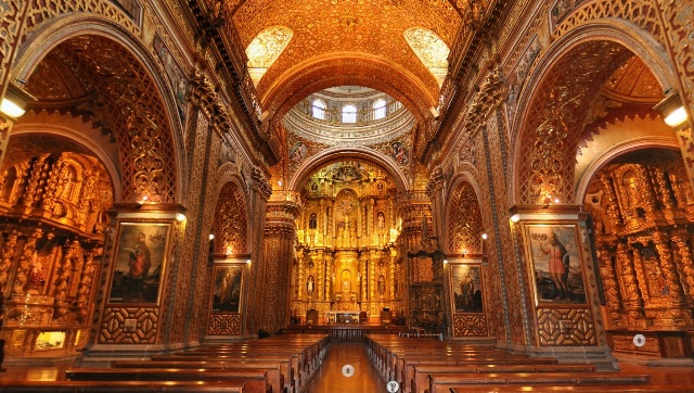 La Compania de Jesus với lối kiến trúc bằng gỗ có mạ vàng lộng lẫy