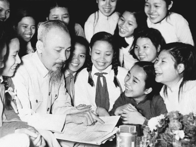 Các em học sinh Trường trung học Trưng Vương (Hà Nội) đến chúc thọ Hồ Chủ Tịch, tháng 5/1956 (Ảnh: Tư liệu)