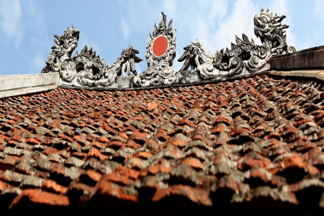 Biểu tượng mặt nguyệt trên nóc mái chùa