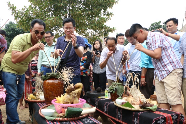 Du khách được thưởng thức, trải nghiệm ẩm thực đặc sắc vùng miền tại Làng