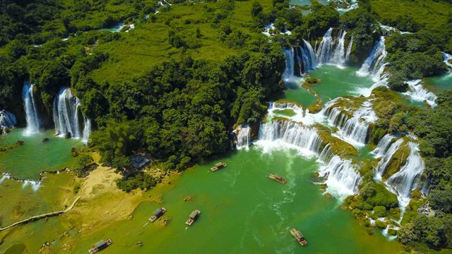 Thác Bản Giốc nằm gần cuối của dòng Quây Sơn là thác nước lớn và đẹp nhất Việt Nam