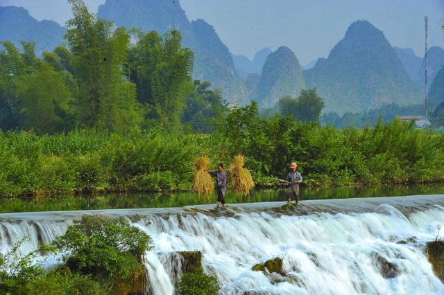 Dòng sông Quây Sơn mang vẻ đẹp quyến rũ, mềm mại với màu xanh như ngọc chảy hiền hòa như một dải lụa uốn quanh các bản làng ven sông
