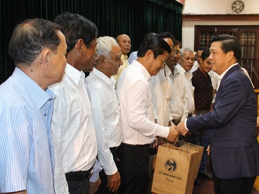 hứ trưởng, Phó Chủ nhiệm Lê Sơn Hải trao quà của UBDT cho người có uy tín tiêu biểu của tỉnh Bạc Liêu