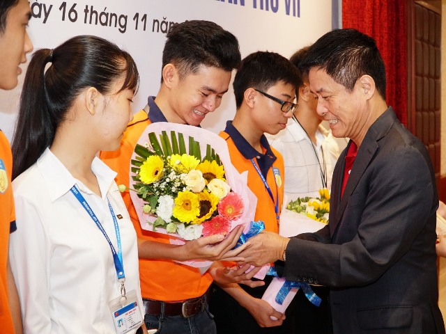 Ông Nguyễn Quốc Kỳ - Tổng Giám đốc Vietravelchúc mừng
            và trao học bổng cho các bạn sinh viên 