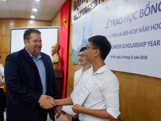 Ông David Stone ,Tổng Giám đốc Công ty TNHH Điện lực AES-TKV Mông Dương trao học bổng cho các sinh viên 