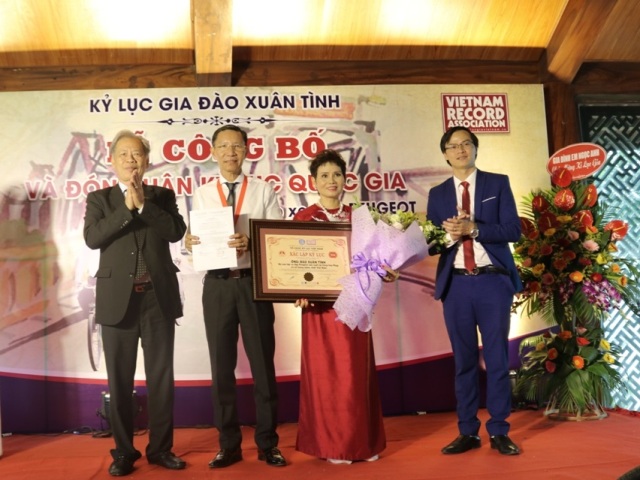 Ông Thang Văn Phúc, Chủ tịch TW Hội Kỷ lục gia VN và ông Hoàng Thái Tuấn Anh Trưởng đại diện VP phát triển kỷ lục Miền Bắc trao kỷ lục đến Kỷ lục gia Đào Xuân Tình.