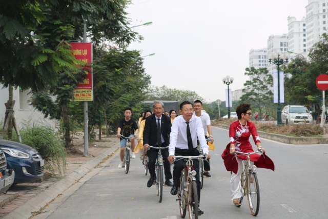 Các đại biểu tham dự trải nghiệm đạp xe.