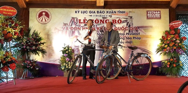 Kỷ lục gia Đào Xuân Tình tặng cặp xe đạp Peugeot cổ cho Bảo tàng Lịch sử quốc gia Việt Nam.