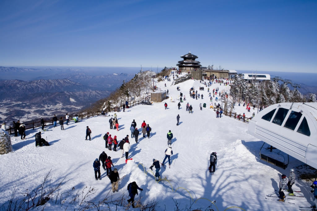 Mùa đông Hàn Quốc đặc sắc với du khách Việt Nam bởi có nhiều trải nghiệm với tuyết, các môn thể thao mùa đông, và những lễ hội câu cá  trên băng 