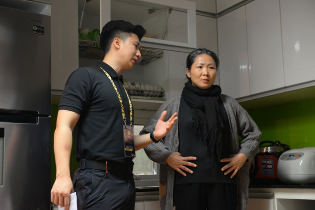 Đạo diễn Nguyễn Trọng Hưng trao đổi với diễn viên Thanh Hương (vai mẹ Tùng)