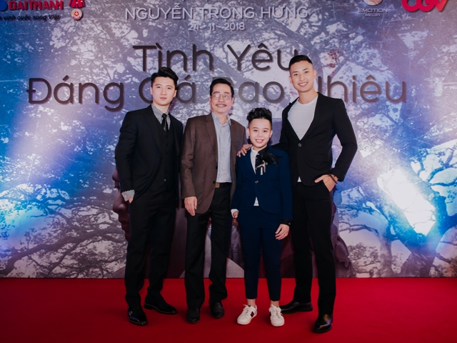 Diễn viên Hoàng Dũng và Đạo điễn Nguyễn Trọng Hưng và các diễn viên trong phim Tình yêu đáng giá bao nhiêu tại buổi ra mắt phim