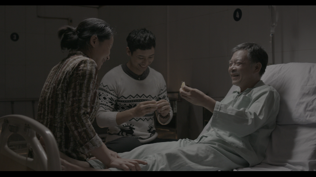 Hình ảnh vui vẻ, hạnh phúc của gia đình tại bệnh viện phần cuối phim