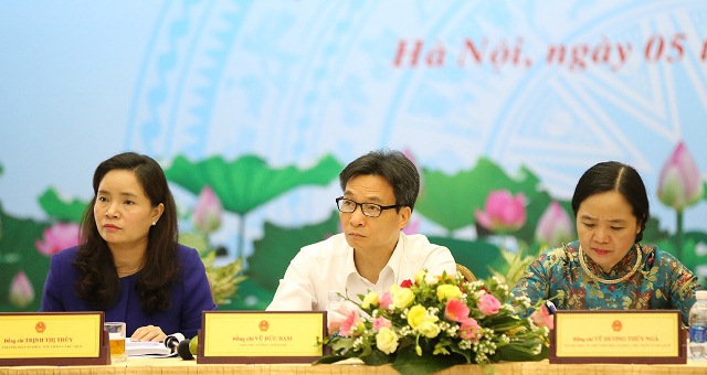 Phó Thủ tướng Vũ Đức Đam, Thứ trưởng Trịnh Thị Thủy và Vụ trưởng Vụ Thư viện Vũ Dương Thúy Ngà chủ trì Hội thảo