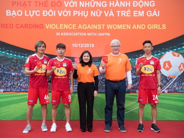 Đại sứ Úc Craig Chittick, Thứ trưởng Nguyễn Thị Hà và 3 cầu thủ