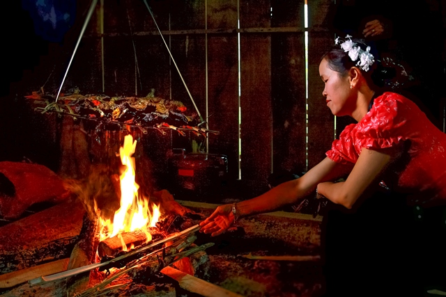 Thiếu nữ Thái bên bếp lửa hồng                                        