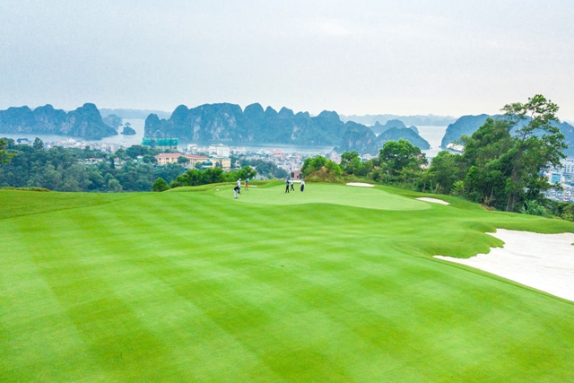 Sân FLC Ha Long Golf Club sở hữu tầm nhìn tuyệt đẹp hướng vịnh biển