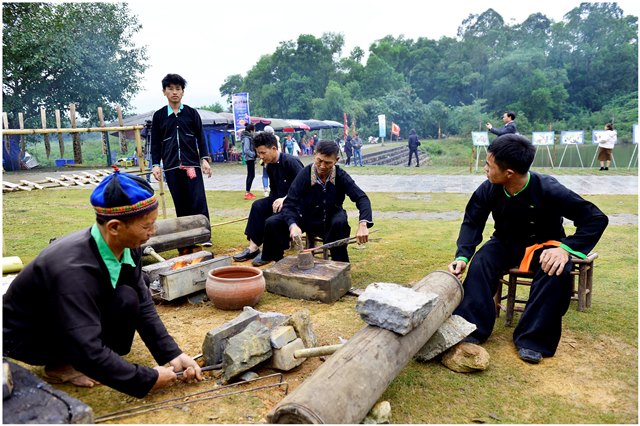 Đồng bào Mông giới thiệu nghề rèn tại không gian Chợ phiên vùng cao đón chào năm mới 2019 tại Làng Văn hóa – Du lịch các dân tộc Việt Nam                                                        