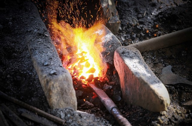 Đồng bào Mông dùng than củi để đốt lò, dùng bễ thụt để thổi lửa